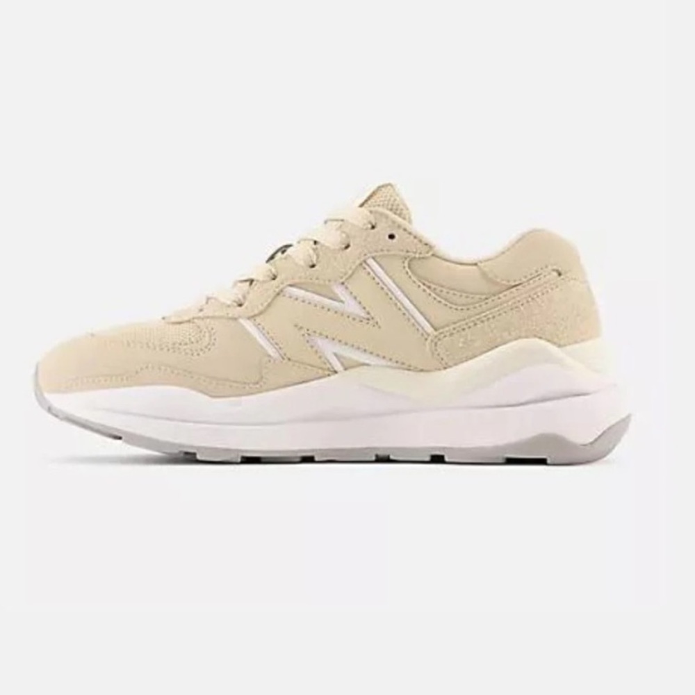 New Balance Retro Running Shoe / Sneaker - Beige